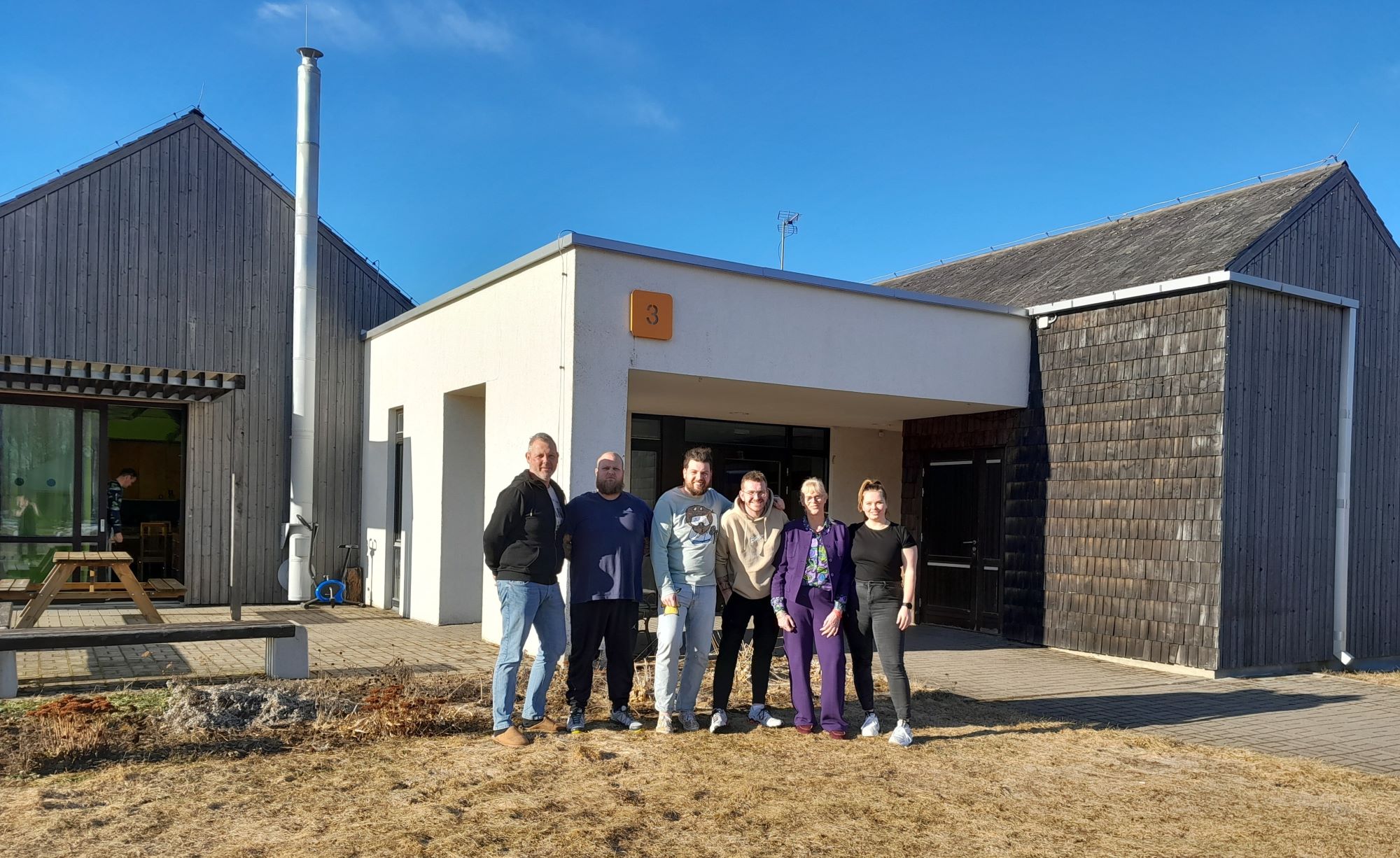 Hollandlased Tapa kodu maja ees