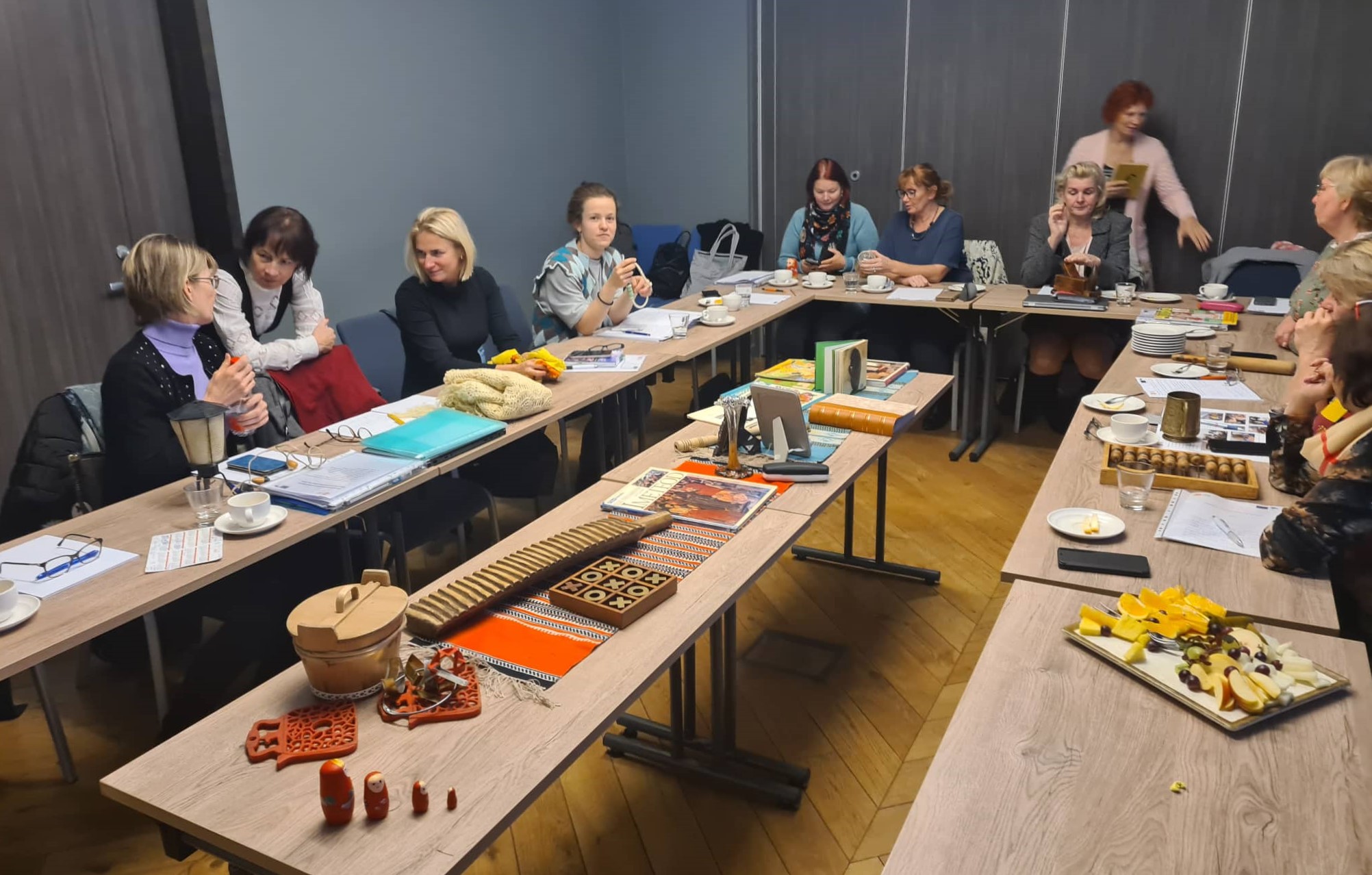 Koolitusel saavad osalejad palju praktilisi näpunäiteid. Pildil „muuseumi" loomine, et toetada dementsusega inimese mälu.