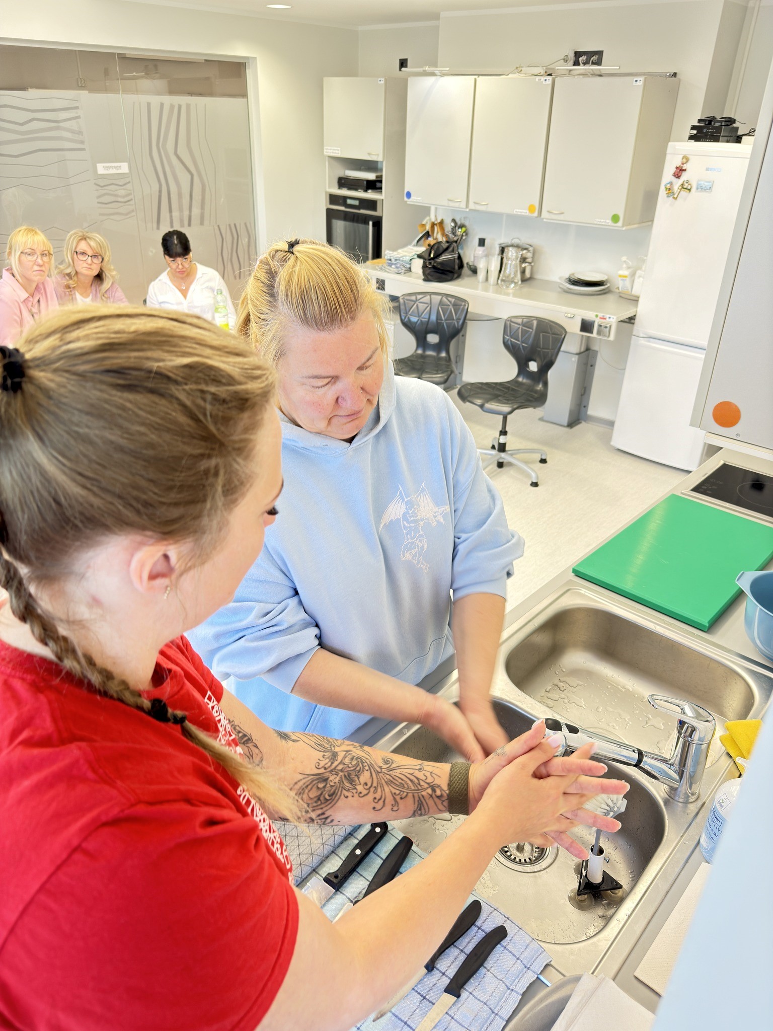 Situatsiooniüleannet sooritav tegevusjuhendaja õpetamas kliendile käte pesemist.