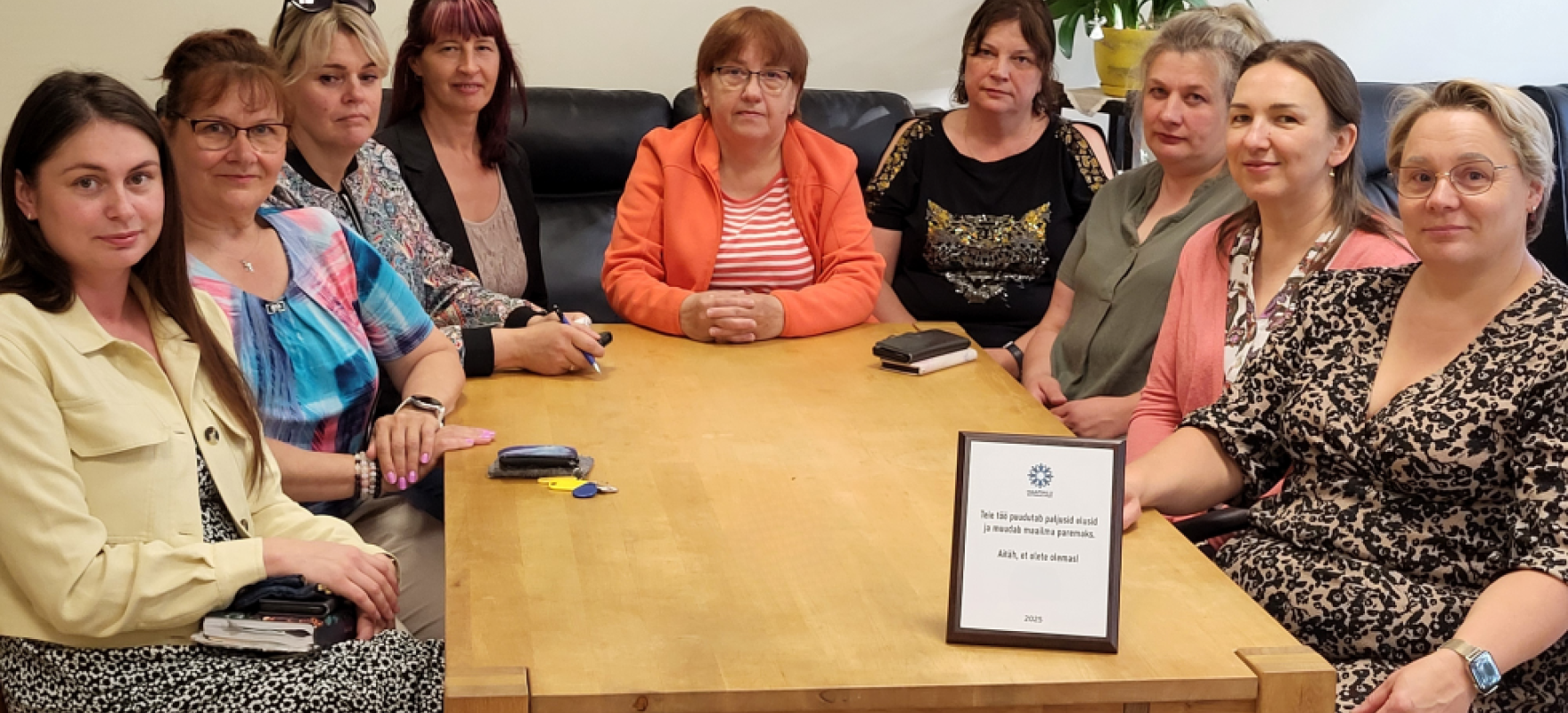 koduteenuse osutajad ümber laua istumas