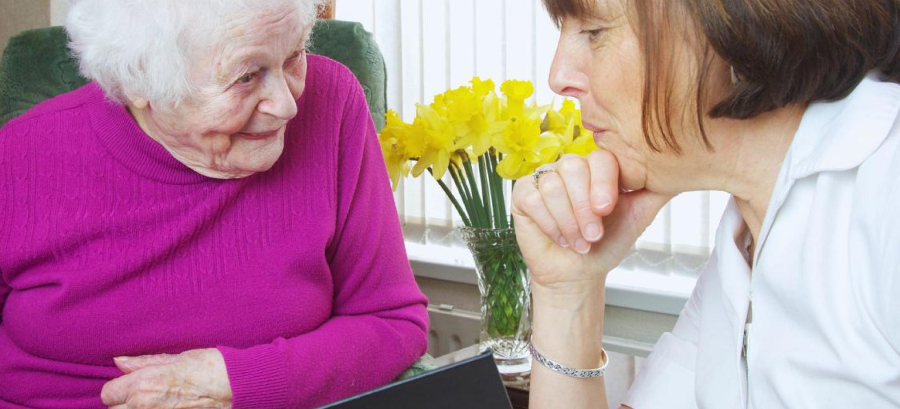 hooldustöötaja külastamas eakat klienti