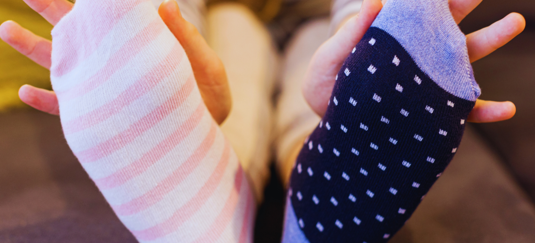 kaks erinevat sokki ja jalad